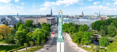 Bu görüntü Riga, Letonya 'daki Özgürlük Anıtı' nın ihtişamını eşsiz bir hava perspektifinden yakalıyor. Çevredeki yemyeşil ve şehir manzarasını vurguluyor..