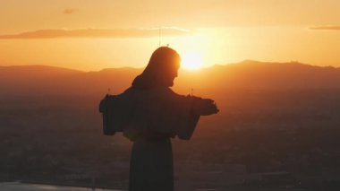 Güneşli yaz günbatımında Kral İsa 'nın Sığınağı ya da Santuario de Cristo Rei' nin hava manzarası. Yüce Katolik Anıtı.