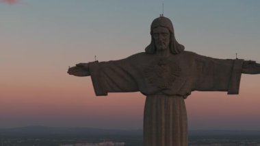 Güneşli yaz günbatımında Kral İsa 'nın Sığınağı ya da Santuario de Cristo Rei' nin hava manzarası. Yüce Katolik Anıtı.