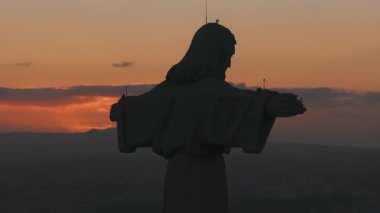 Güneşli yaz günbatımında Kral İsa 'nın Sığınağı ya da Santuario de Cristo Rei' nin hava manzarası. Yüce Katolik Anıtı.