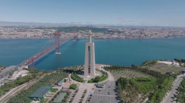 Portekiz 'in Lizbon şehrinde güneşli bir yaz gününde Kral İsa' nın Sığınağı ya da Santuario de Cristo Rei 'nin hava manzarası.