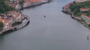 Portekiz 'deki Douro nehri üzerindeki Luis I Bridge ile Avrupa şehri Porto' nun hava manzarası, hava manzarası. Porto 'daki Dom Luis Köprüsü' nün panoramik hava görüntüsü