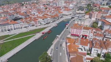Portekiz 'deki Aveiro şehrinin güzel hava manzarası. Ria de Aveiro 'nun Aveiro Su Kanalı. Arka planda tipik tekne ve turistler var..