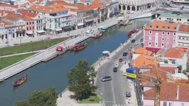 Portekiz 'deki Aveiro şehrinin güzel hava manzarası. Ria de Aveiro 'nun Aveiro Su Kanalı. Arka planda tipik tekne ve turistler var..