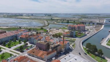 Portekiz 'deki Aveiro şehrinin güzel hava manzarası. Ria de Aveiro 'nun Aveiro Su Kanalı. Arka planda tipik tekne ve turistler var..