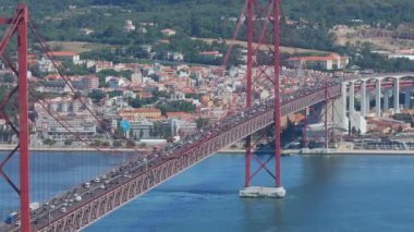 25 Nisan Köprüsü (İngilizce: Aerial view of the 25th April Bridge - Ponte 25 de Abril), Lizbon şehrini Almada şehrine bağlayan asma köprü rayı. Yukarıdan panoramik görünüm.