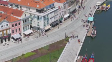 Portekiz 'deki Aveiro şehrinin güzel hava manzarası. Ria de Aveiro 'nun Aveiro Su Kanalı. Arka planda tipik tekne ve turistler var..
