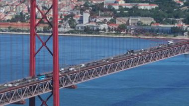 25 Nisan Köprüsü (İngilizce: Aerial view of the 25th April Bridge - Ponte 25 de Abril), Lizbon şehrini Almada şehrine bağlayan asma köprü rayı. Yukarıdan panoramik görünüm.