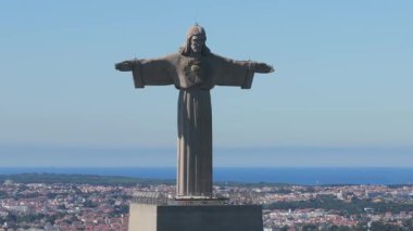 Portekiz 'in Lizbon şehrinde güneşli bir yaz gününde Kral İsa' nın Sığınağı ya da Santuario de Cristo Rei 'nin hava manzarası.