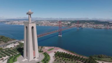 Portekiz 'in Lizbon şehrinde güneşli bir yaz gününde Kral İsa' nın Sığınağı ya da Santuario de Cristo Rei 'nin hava manzarası.