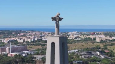Portekiz 'in Lizbon şehrinde güneşli bir yaz gününde Kral İsa' nın Sığınağı ya da Santuario de Cristo Rei 'nin hava manzarası.