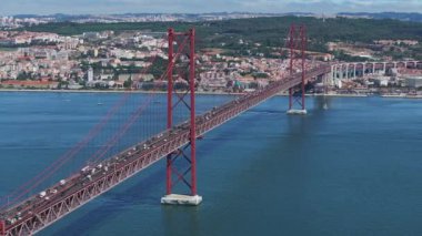 25 Nisan Köprüsü (İngilizce: Aerial view of the 25th April Bridge - Ponte 25 de Abril), Lizbon şehrini Almada şehrine bağlayan asma köprü rayı. Yukarıdan panoramik görünüm.
