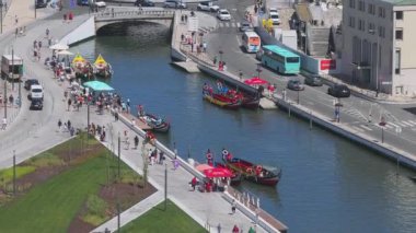 Portekiz 'deki Aveiro şehrinin güzel hava manzarası. Ria de Aveiro 'nun Aveiro Su Kanalı. Arka planda tipik tekne ve turistler var..