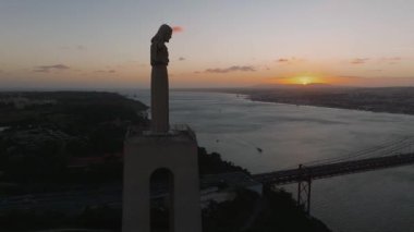 Güneşli yaz günbatımında Kral İsa 'nın Sığınağı ya da Santuario de Cristo Rei' nin hava manzarası. Yüce Katolik Anıtı.