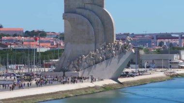 Belem bölgesindeki Keşifler anıtının her iki tarafının havadan kapatılması. Keşif Çağı 'nda gemilerin keşif için ayrıldığı Tagus Nehri' ndeki Keşifler Anıtı..