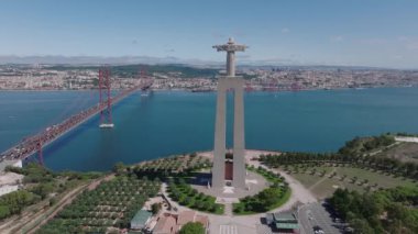 Portekiz 'in Lizbon şehrinde güneşli bir yaz gününde Kral İsa' nın Sığınağı ya da Santuario de Cristo Rei 'nin hava manzarası.
