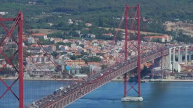 25 Nisan Köprüsü (İngilizce: Aerial view of the 25th April Bridge - Ponte 25 de Abril), Lizbon şehrini Almada şehrine bağlayan asma köprü rayı. Yukarıdan panoramik görünüm.