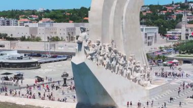 Belem bölgesindeki Keşifler anıtının her iki tarafının havadan kapatılması. Keşif Çağı 'nda gemilerin keşif için ayrıldığı Tagus Nehri' ndeki Keşifler Anıtı..
