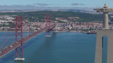 25 Nisan Köprüsü (İngilizce: Aerial view of the 25th April Bridge - Ponte 25 de Abril), Lizbon şehrini Almada şehrine bağlayan asma köprü rayı. Yukarıdan panoramik görünüm.