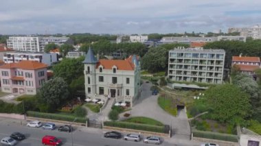 Portekiz 'deki Atlantik Okyanusu kıyısındaki güzel lüks otel villasının hava manzarası..