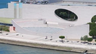 Champalimaud Vakfı binasındaki Tagus Nehri manzaralı amfitiyatro. Charles Correa tarafından tasarlanmış Champalimaud Bilinmeyenler Merkezi 'nin hava görüntüsü