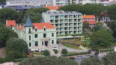 Portekiz 'deki Atlantik Okyanusu kıyısındaki güzel lüks otel villasının hava manzarası..