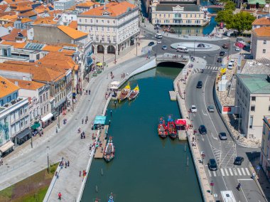 Portekiz 'deki Aveiro şehrinin güzel hava manzarası. Ria de Aveiro 'nun Aveiro Su Kanalı. Arka planda tipik tekne ve turistler var..