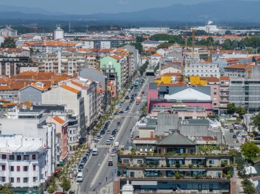 Portekiz 'deki Aveiro şehrinin güzel hava manzarası. Ria de Aveiro 'nun Aveiro Su Kanalı. Arka planda tipik tekne ve turistler var..