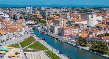 Portekiz 'deki Aveiro şehrinin güzel hava manzarası. Ria de Aveiro 'nun Aveiro Su Kanalı. Arka planda tipik tekne ve turistler var..