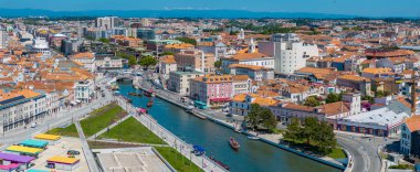 Portekiz 'deki Aveiro şehrinin güzel hava manzarası. Ria de Aveiro 'nun Aveiro Su Kanalı. Arka planda tipik tekne ve turistler var..