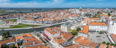 Portekiz 'deki Aveiro şehrinin güzel hava manzarası. Ria de Aveiro 'nun Aveiro Su Kanalı. Arka planda tipik tekne ve turistler var..