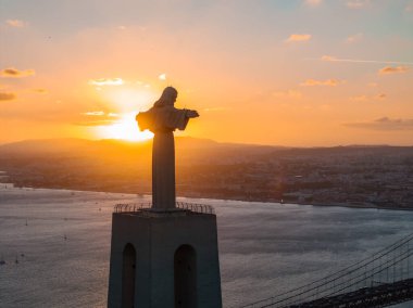 Güneşli yaz günbatımında Kral İsa 'nın Sığınağı ya da Santuario de Cristo Rei' nin hava manzarası. Yüce Katolik Anıtı.