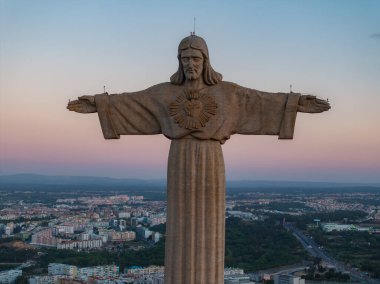 Güneşli yaz günbatımında Kral İsa 'nın Sığınağı ya da Santuario de Cristo Rei' nin hava manzarası. Yüce Katolik Anıtı.