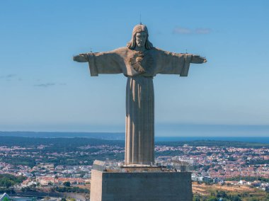 Portekiz 'in Lizbon şehrinde güneşli bir yaz gününde Kral İsa' nın Sığınağı ya da Santuario de Cristo Rei 'nin hava manzarası.