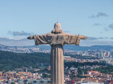 Portekiz 'in Lizbon şehrinde güneşli bir yaz gününde Kral İsa' nın Sığınağı ya da Santuario de Cristo Rei 'nin hava manzarası.