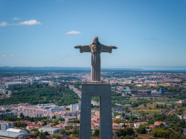 Portekiz 'in Lizbon şehrinde güneşli bir yaz gününde Kral İsa' nın Sığınağı ya da Santuario de Cristo Rei 'nin hava manzarası.