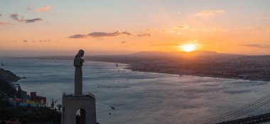 Güneşli yaz günbatımında Kral İsa 'nın Sığınağı ya da Santuario de Cristo Rei' nin hava manzarası. Yüce Katolik Anıtı.