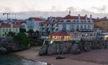 Cascais 'in hava panoramik günbatımı görüntüsü. Lizbon 'un 30 km batısında Portekiz' in Cascais bölgesinde. Praia da Rainha 'nın havadan görünüşü ve tarihi şehir merkezi Cascais, Portekiz