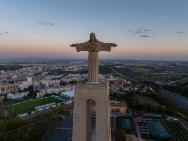 Güneşli yaz günbatımında Kral İsa 'nın Sığınağı ya da Santuario de Cristo Rei' nin hava manzarası. Yüce Katolik Anıtı.