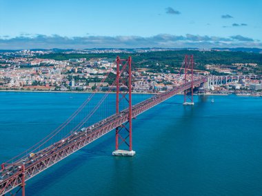 25 Nisan Köprüsü (İngilizce: Aerial view of the 25th April Bridge - Ponte 25 de Abril), Lizbon şehrini Almada şehrine bağlayan asma köprü rayı. Yukarıdan panoramik görünüm.