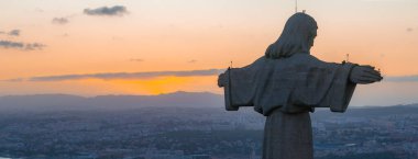 Güneşli yaz günbatımında Kral İsa 'nın Sığınağı ya da Santuario de Cristo Rei' nin hava manzarası. Yüce Katolik Anıtı.