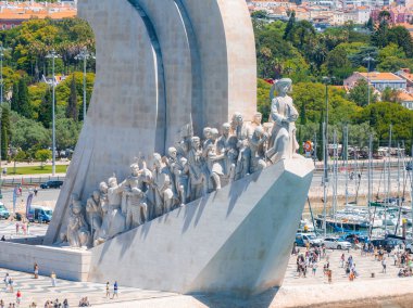 Belem bölgesindeki Keşifler anıtının her iki tarafının havadan kapatılması. Keşif Çağı 'nda gemilerin keşif için ayrıldığı Tagus Nehri' ndeki Keşifler Anıtı..