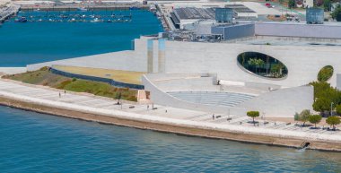 Champalimaud Vakfı binasındaki Tagus Nehri manzaralı amfitiyatro. Charles Correa tarafından tasarlanmış Champalimaud Bilinmeyenler Merkezi 'nin hava görüntüsü