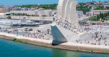 Belem bölgesindeki Keşifler anıtının her iki tarafının havadan kapatılması. Keşif Çağı 'nda gemilerin keşif için ayrıldığı Tagus Nehri' ndeki Keşifler Anıtı..