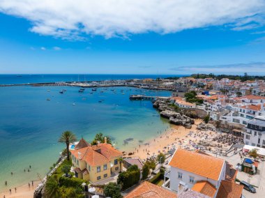 Cascais 'in havadan panoramik görüntüsü. Lizbon 'un 30 km batısında Portekiz' in Cascais bölgesinde. Praia da Rainha 'nın insansız hava aracı görüntüsü ve tarihi şehir merkezi Cascais, Portekiz