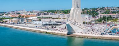 Belem bölgesindeki Keşifler anıtının her iki tarafının havadan kapatılması. Keşif Çağı 'nda gemilerin keşif için ayrıldığı Tagus Nehri' ndeki Keşifler Anıtı..