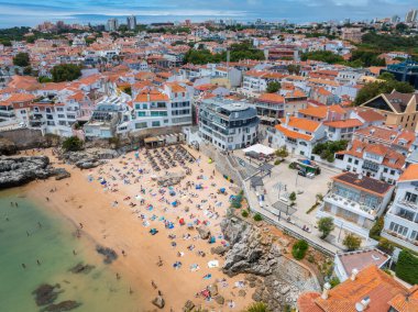 Cascais 'in havadan panoramik görüntüsü. Lizbon 'un 30 km batısında Portekiz' in Cascais bölgesinde. Praia da Rainha 'nın insansız hava aracı görüntüsü ve tarihi şehir merkezi Cascais, Portekiz