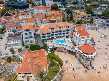 Cascais 'in havadan panoramik görüntüsü. Lizbon 'un 30 km batısında Portekiz' in Cascais bölgesinde. Praia da Rainha 'nın insansız hava aracı görüntüsü ve tarihi şehir merkezi Cascais, Portekiz