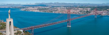 25 Nisan Köprüsü (İngilizce: Aerial view of the 25th April Bridge - Ponte 25 de Abril), Lizbon şehrini Almada şehrine bağlayan asma köprü rayı. Yukarıdan panoramik görünüm.
