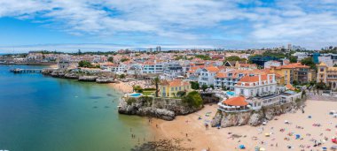 Cascais 'in havadan panoramik görüntüsü. Lizbon 'un 30 km batısında Portekiz' in Cascais bölgesinde. Praia da Rainha 'nın insansız hava aracı görüntüsü ve tarihi şehir merkezi Cascais, Portekiz
